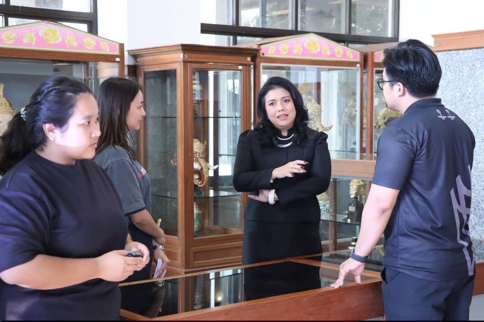 title - ผอ.ศพส. บันทึกเทปให้สัมภาษณ์ พระราชกรณียกิจอันทรงคุณูปการของสมเด็จพระนางเจ้าสิริกิติ์ พระบรมราชินีนาถ พระบรมราชชนนีพันปีหลวง ณ ศูนย์ส่งเสริมและพัฒนาอาชีพเสริมนอกภาคการเกษตร (ศูนย์ศิลปาชีพบางไทรฯ (เดิม))